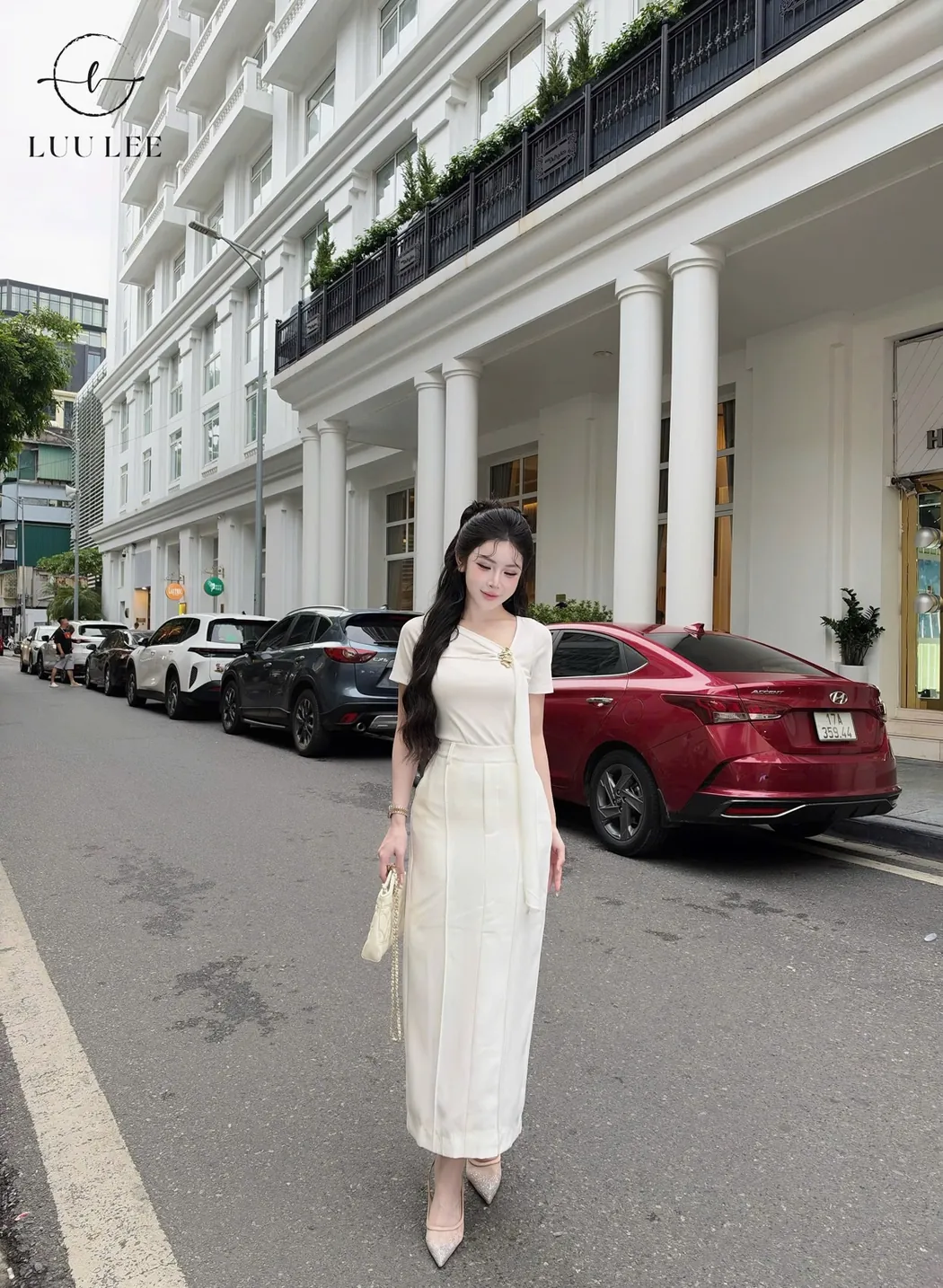 Gợi ý phối áo và chân váy dài màu kem trong ảnh do khách hàng cung cấp.