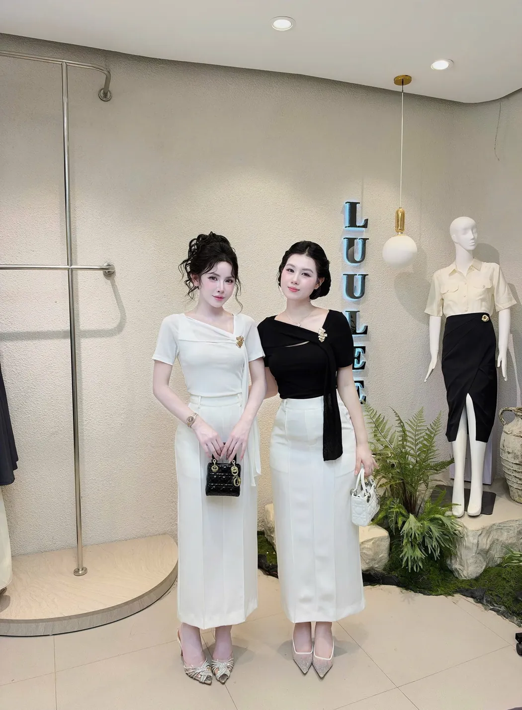 Hai gợi ý phối áo màu kem và màu đen cùng chân váy sáng màu.